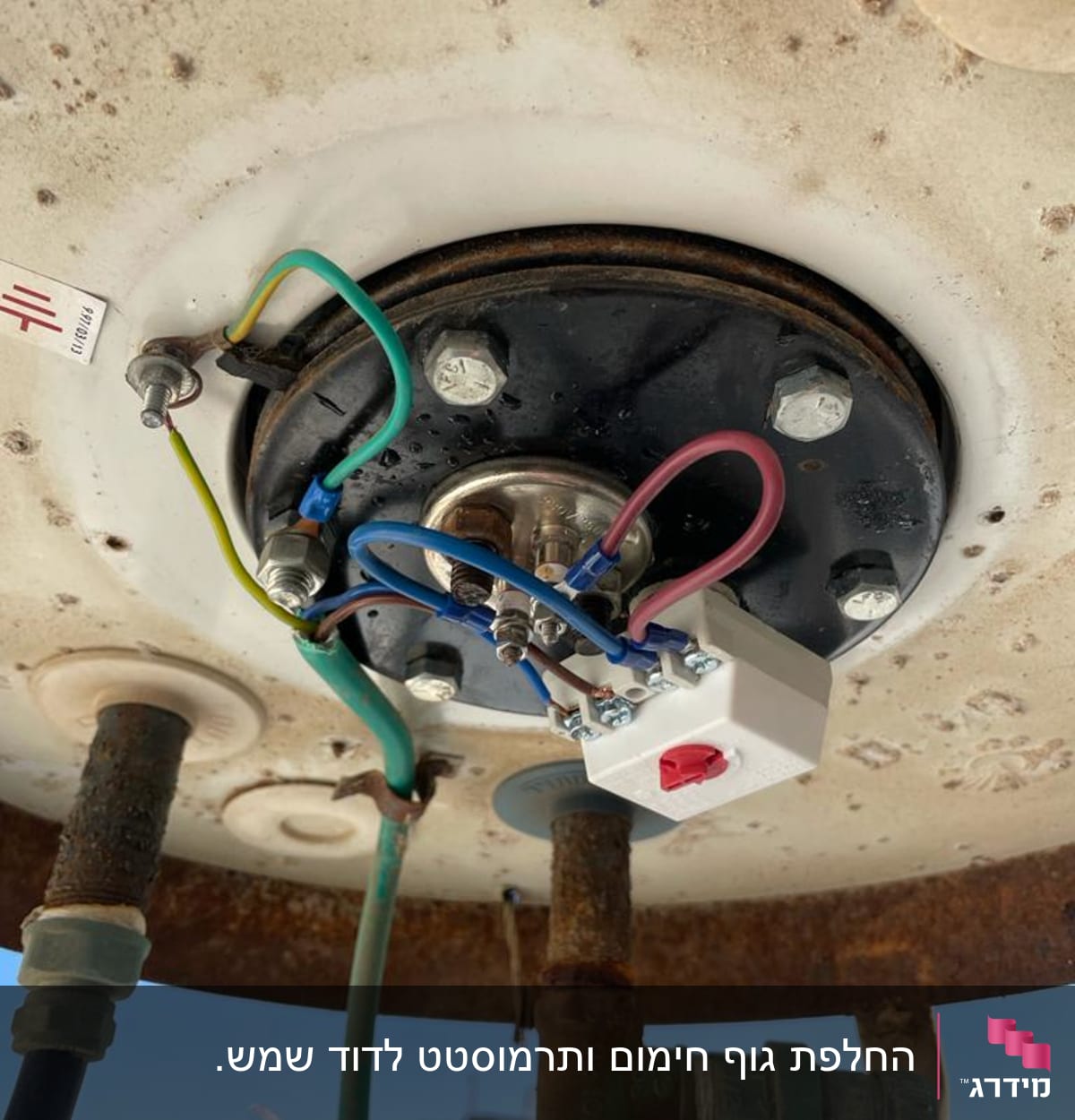 חיבורים חשמליים בתחתית דוד שמש עם חוטים צבעוניים